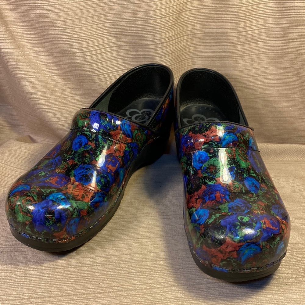 Sanita flower motif clogs in GUC
